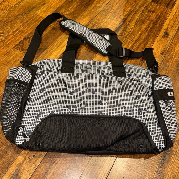 Oakley IB Boston /WHITE GEO PRINT - Picture 2 of 5